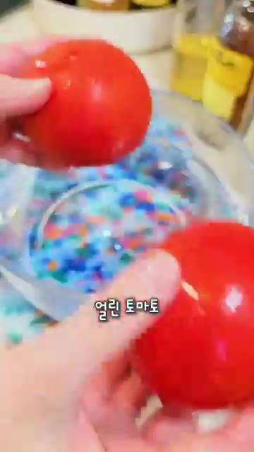 얼린 토마토의 껍질을 벗기고 한입 크기로 썰어 볼에 담는다. 적색… — 시원하고 상큼한 토마토 국수 레시피