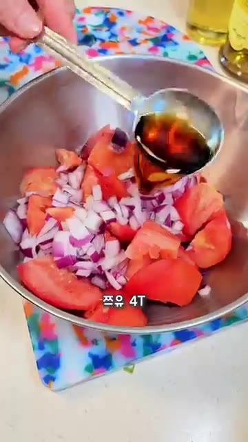 물 4큰술, 화이트 발사믹 1큰술, 올리브 오일 2큰술, 후추를 넣… — 시원하고 상큼한 토마토 국수 레시피