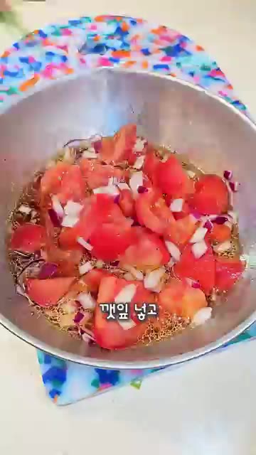 깻잎을 넣고 다시 한번 섞어준다. — 시원하고 상큼한 토마토 국수 레시피