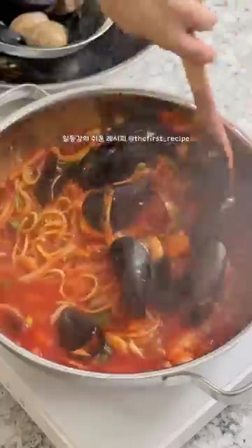 홍합이 익으면 토마토 페이스트를 넣고 잘 섞어주면 완성입니다. — 얼큰한 해장파스타 레시피 10분 컷!