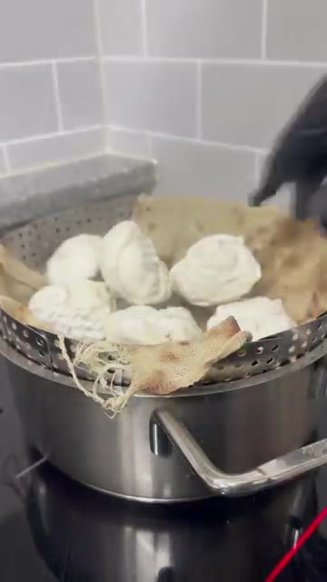 찜기에 만두피와 만두소를 넣고 찜기에 올린다. — 청정원 홈만두, 수제 만두 정말 맛있네요. 깜짝 놀랬습니다.