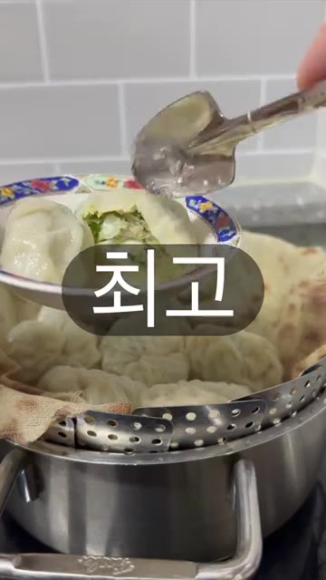 만두 속을 보여주며 최고라고 말한다. — 청정원 홈만두, 수제 만두 정말 맛있네요. 깜짝 놀랬습니다.