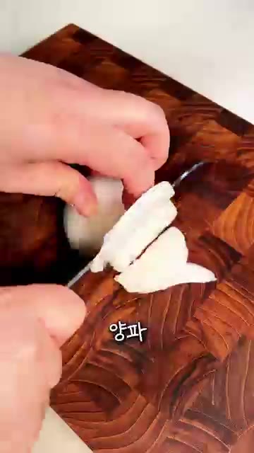 대파와 양파를 썰어 준비합니다. 달군 팬에 식용유를 두르고 대파와… — 10분 만에 끝내는 초간단 소고기 숙주볶음