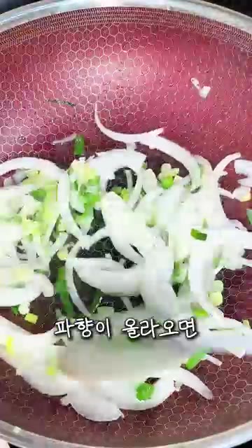 파 향이 올라오면 소고기를 넣고 핏기가 사라질 때까지 볶아줍니다. — 10분 만에 끝내는 초간단 소고기 숙주볶음
