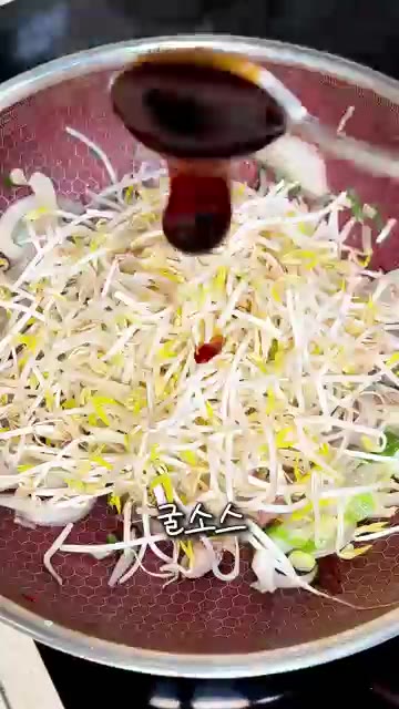 고기가 익으면 숙주, 굴소스, 올리고당을 넣고 살짝 섞어줍니다. 물… — 10분 만에 끝내는 초간단 소고기 숙주볶음