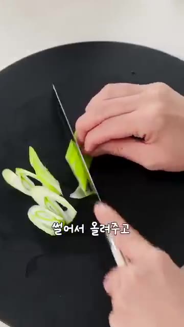 넓은 팬에 콩나물을 듬뿍 깔고 대패 삼겹살을 올려주세요. — 추억의 콩불 집에서 만들기