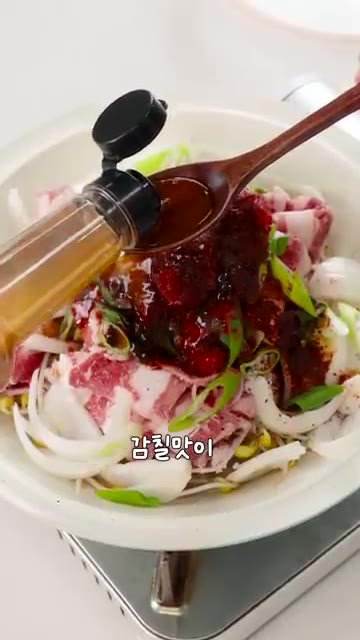 양념을 넣고 재료들과 골고루 섞어주면 콩나물에서 물이 나오기 시작합니다. — 추억의 콩불 집에서 만들기