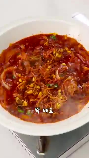 마지막으로 매콤한 청양고추와 참기름, 통깨를 넣고 마무리합니다. — 추억의 콩불 집에서 만들기