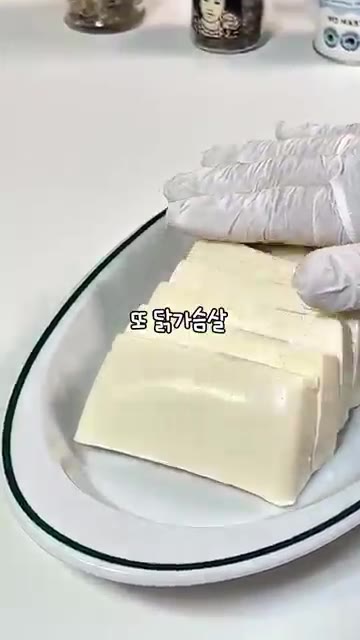 두부를 먹기 좋게 썰어줍니다. 두부를 겹쳐서 접시에 담아줍니다. — 명절 살크업 다 잡는 아보카도 두부샐러드