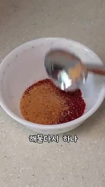 대파 반 대와 청양고추 한 개를 어슷 썰고, 스팸 한 개는 얇게 썬… — 콩나물 스팸찌개