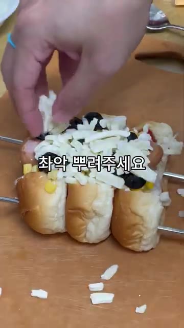 모짜렐라 치즈를 빵이 안 보일 정도로 아낌없이 덮어줍니다. — 모닝빵으로 추억의 피자빵 만들기