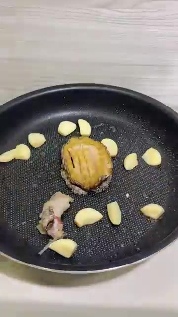 팬에 기름을 두르고 마늘을 넣어 노릇하게 볶는다. 칼집 낸 전복과… — 버터 전복 구이