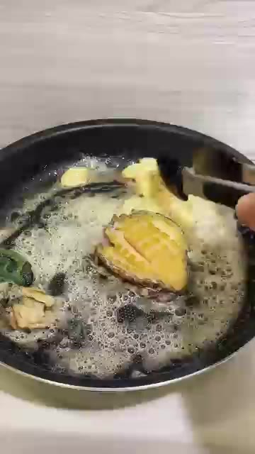 버터를 넣고 녹여 전복과 마늘에 코팅하듯 볶는다. 토치로 전복 겉면… — 버터 전복 구이