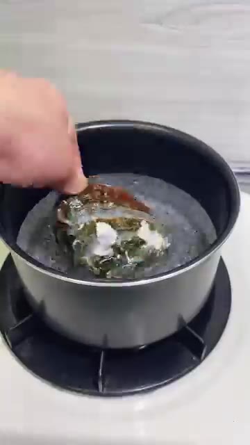 끓는 물에 전복을 넣어 살짝 데친다. — 버터 전복 구이