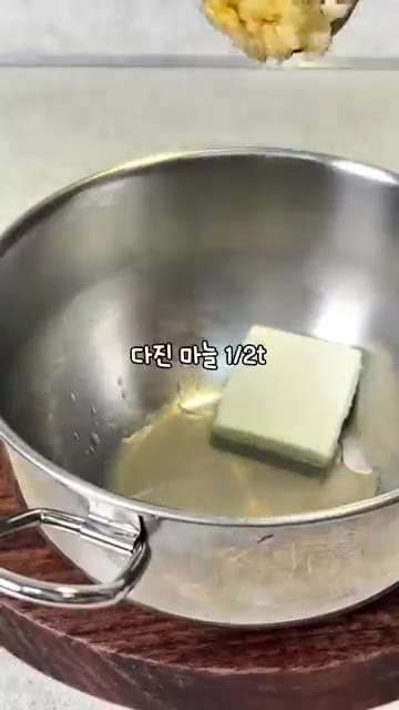 볼에 크림치즈, 레몬즙, 다진 마늘, 소금, 딜을 넣고 섞어 레몬… — 살 빠지는 색다른 조합 단감새우샐러드