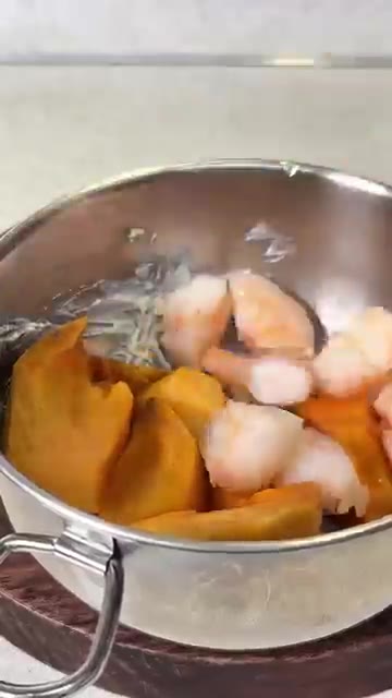 손질한 단감과 새우를 넣고 골고루 버무린다. — 살 빠지는 색다른 조합 단감새우샐러드