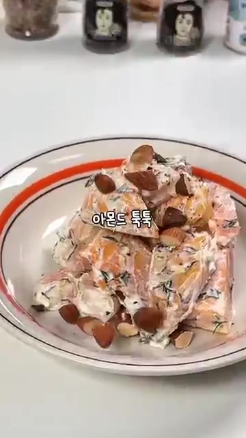 아몬드를 뿌리고 올리브 오일을 두른다. — 살 빠지는 색다른 조합 단감새우샐러드