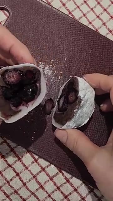 찹쌀떡을 반으로 잘라 블루베리가 가득 찬 단면을 보여줍니다. — 1분 컷 블루베리 과일모찌 만들기