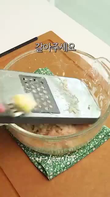 감자 3개의 껍질을 벗겨 강판이나 믹서기로 곱게 간 후 체에 밭쳐… — 감자전에 이거 딱 하나 넣었을뿐인데..