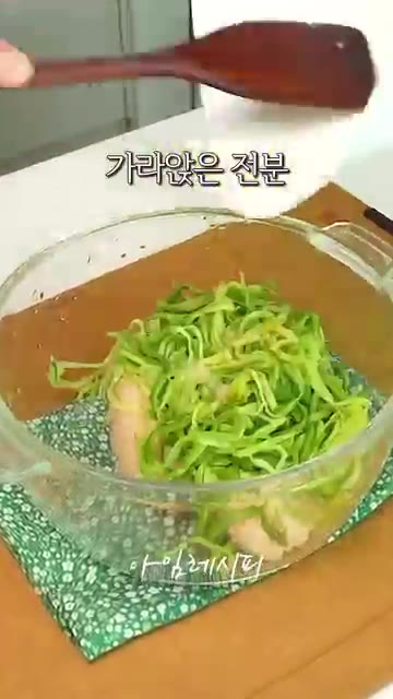 물기를 제거한 애호박과 감자, 가라앉은 감자 전분을 넣고 골고루 반… — 감자전에 이거 딱 하나 넣었을뿐인데..