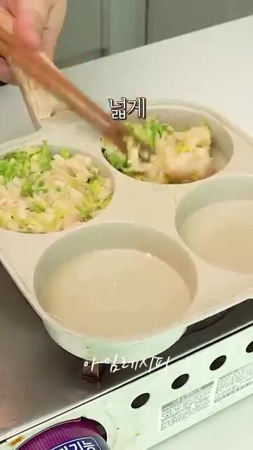 예열된 팬에 기름을 두르고 반죽을 1큰술씩 떠 넣어 넓게 펼친 후… — 감자전에 이거 딱 하나 넣었을뿐인데..
