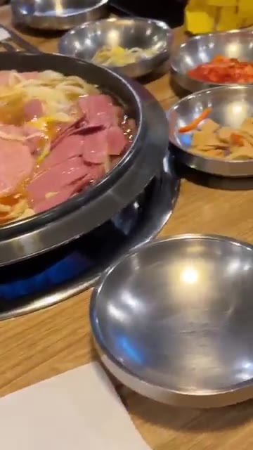 냄비에 김치, 스팸, 소시지, 양파, 두부를 넣고 육수를 부어줍니다. — Let's Have Budae-jjgae (부대찌개) yummyyyy