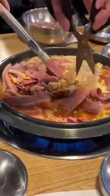 끓기 시작하면 라면 사리를 넣고 익혀줍니다. — Let's Have Budae-jjgae (부대찌개) yummyyyy