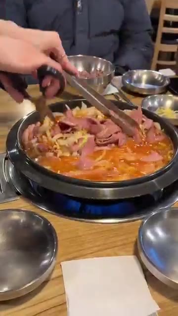 라면이 익으면 대파를 넣고 한소끔 더 끓여줍니다. — Let's Have Budae-jjgae (부대찌개) yummyyyy