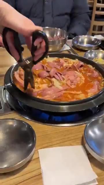 맛있는 부대찌개 완성입니다. — Let's Have Budae-jjgae (부대찌개) yummyyyy