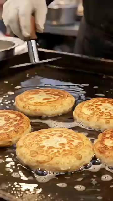 앞뒤로 노릇하게 구워줍니다. — 따뜻한 꿀호떡 만들기