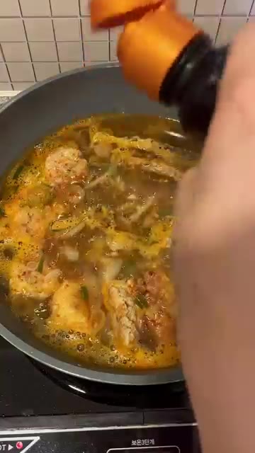 냄비에 멸치 다시마 육수를 붓고 썰어둔 양파를 넣는다. — 명절 남은 전으로 전찌개 해먹기!
