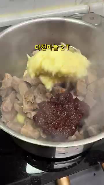 준비한 양념장과 다진 마늘 2큰술, 물을 자작하게 붓고 중불로 끓입니다. — 집에서 만드는 동인동 매운 돼지갈비찜 황금 레시피