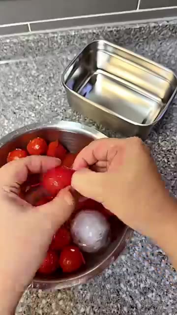 방울토마토를 끓는 물에 살짝 데쳐 껍질을 벗겨 준비합니다. — 아침 식사 필수템!! 발사믹식초 올리브오일 동시에 섭취가능한 토마토 마리네이드