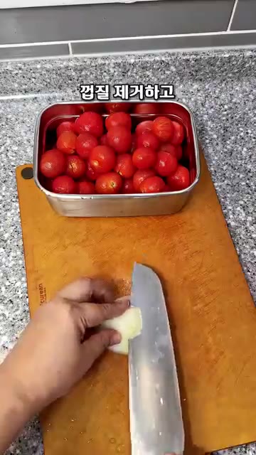 양파를 잘게 다져 준비합니다. — 아침 식사 필수템!! 발사믹식초 올리브오일 동시에 섭취가능한 토마토 마리네이드