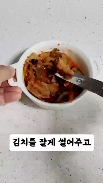 잡곡밥에 참기름 1큰술, 천연소금 반 큰술, 통깨를 넣고 잘 섞어… — 접어먹는 김밥 레시피