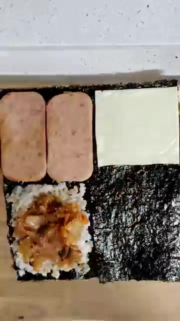 마지막으로 계란 프라이를 올린다. — 접어먹는 김밥 레시피