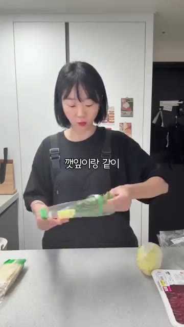 소고기 샤브샤브용은 키친타월로 핏물을 가볍게 닦아낸다. — 손님 대접 필승 메뉴! 비주얼 최고 밀푀유나베 레시피