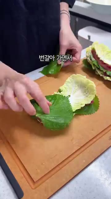 알배추, 깻잎, 소고기 순서로 번갈아가며 차곡차곡 3~4단으로 쌓아… — 손님 대접 필승 메뉴! 비주얼 최고 밀푀유나베 레시피