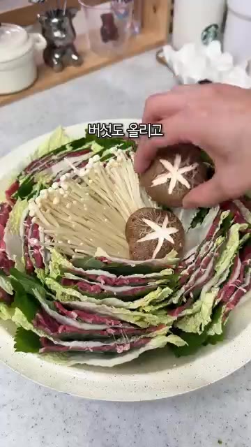 먹기 좋은 크기로 잘라 냄비에 담고, 준비한 버섯을 올린 후 육수를… — 손님 대접 필승 메뉴! 비주얼 최고 밀푀유나베 레시피
