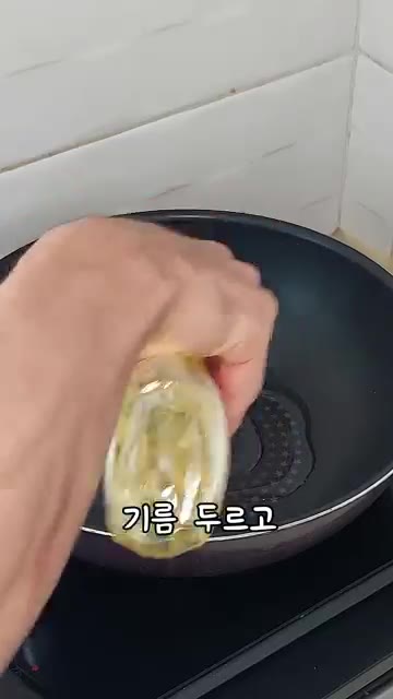 충분히 달군 팬에 기름을 두르고 썰어둔 파를 넣어 파기름을 뽑아주세요. — 김치볶음밥