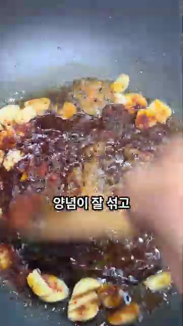 마늘이 익으면 진간장 5큰술과 올리고당 4큰술을 넣고 끓여줍니다. — 매콤단짠 꽈리고추볶음 레시피