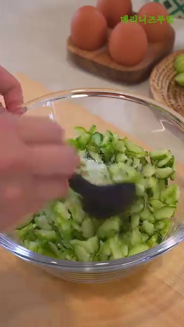 양파 1/2개를 잘게 다져 물에 담가 매운맛을 뺀 후 물기를 꼭 짜… — 마요네즈 없이 맛있는 오이 샐러드 레시피