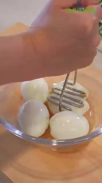 삶은 계란 4개를 으깨줍니다. — 마요네즈 없이 맛있는 오이 샐러드 레시피