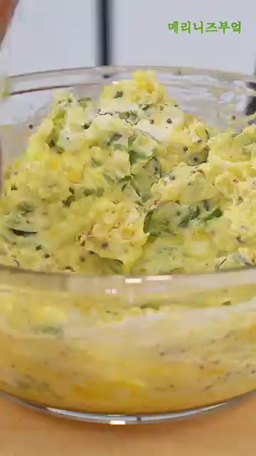 모든 재료를 잘 섞어줍니다. 맛을 보고 간을 조절합니다. — 마요네즈 없이 맛있는 오이 샐러드 레시피