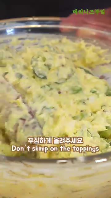 빵 위에 오이 샐러드를 푸짐하게 올려줍니다. — 마요네즈 없이 맛있는 오이 샐러드 레시피