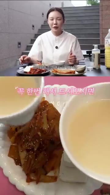 접시에 볶음김치와 두부를 담고 깨소금을 뿌려 완성합니다. — 조서형 순정 두부김치 레시피