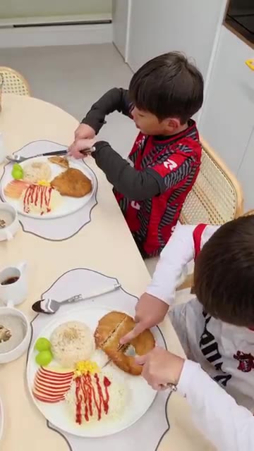 돈가스 위에 소스를 뿌리고 맛있게 먹는다. — 집에서도 쉽게 만드는 부드러운 양송이스프와 돈가스