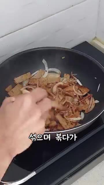 모든 재료를 넣고 잘 섞어 볶다가 통깨를 뿌려 마무리한다. — 간단 어묵볶음 레시피