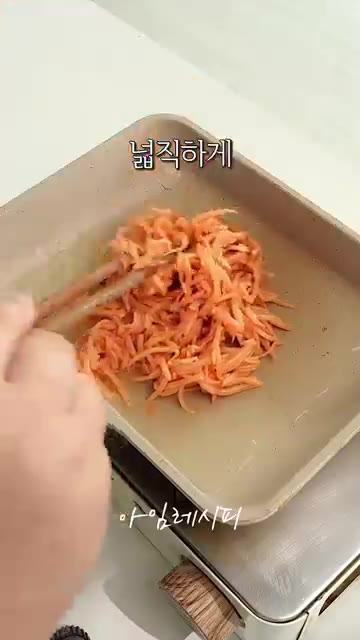 기름을 두른 팬에 감자 반죽의 절반을 넣고 넓게 펼쳐주세요. — 느끼한 감자전에 이거 한스푼 넣어보세요!