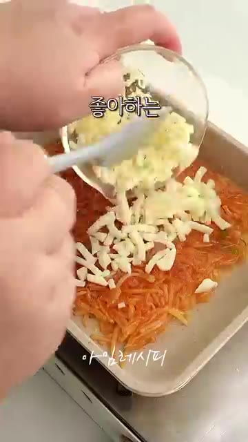 바닥면이 익으면 찬물에 적신 라이스페이퍼를 올리고 뒤집어주세요. — 느끼한 감자전에 이거 한스푼 넣어보세요!